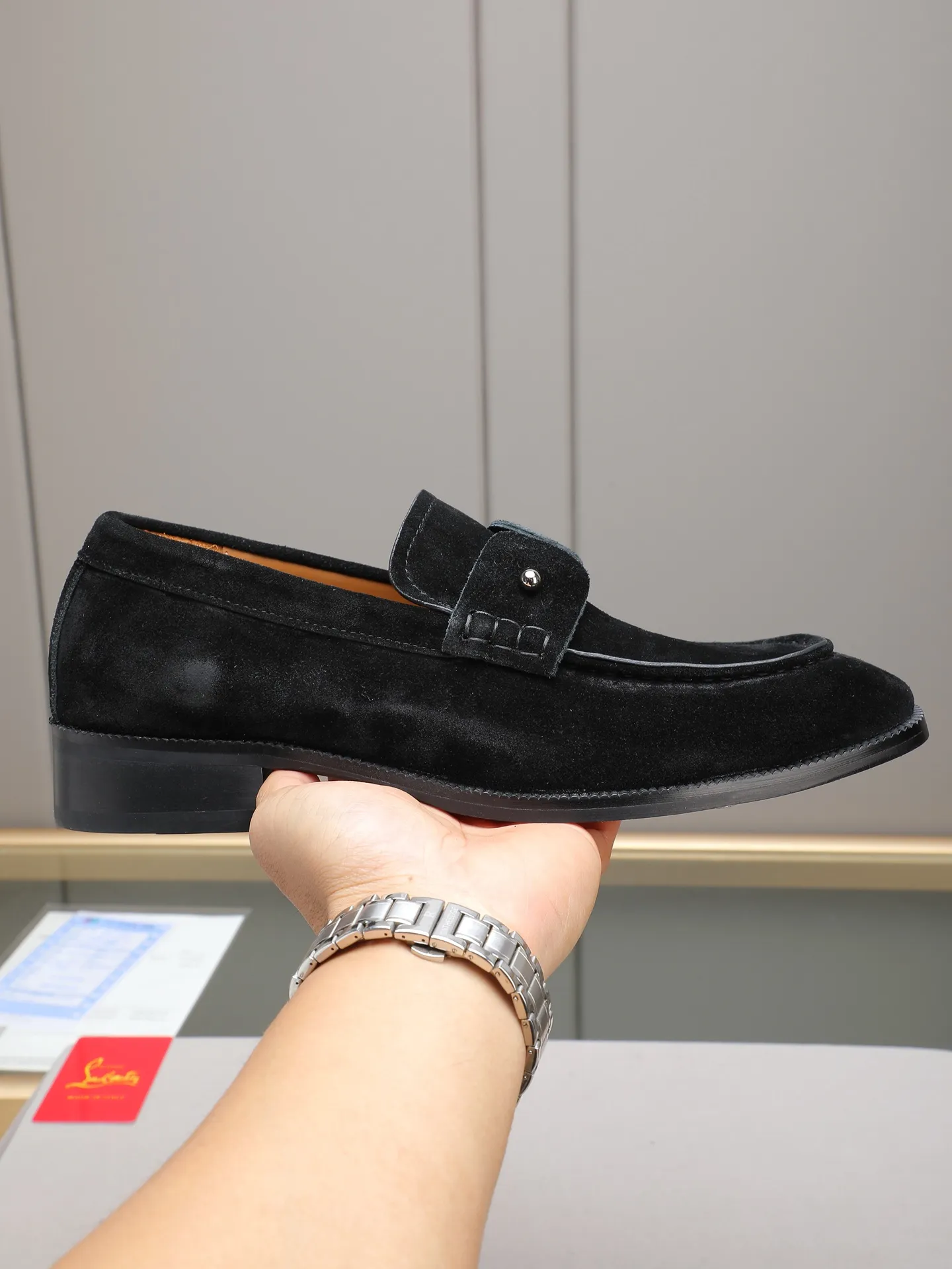PP580 CL New formal dress shoes Christia* Loubouti* red-soled shoes GREGGO men's Oxford shoes Official price Made of imported high-mercerized suede, glossy small square tip design, iconic red outsole, extremely personalized shoe style, original color cowhide lining, original Italian leather outsole; fine workmanship, bringing you a luxurious experience. Clean silhouette and straightforward, GREGGO men's Oxford shoes It is an Oxford shoe type born for city roaming. Standard leather shoe size: 38～44# (45🉑️customized)